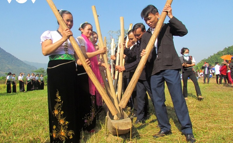 dac sac le hoi kin lau khau mau cua dong bao dan toc thai hinh 5