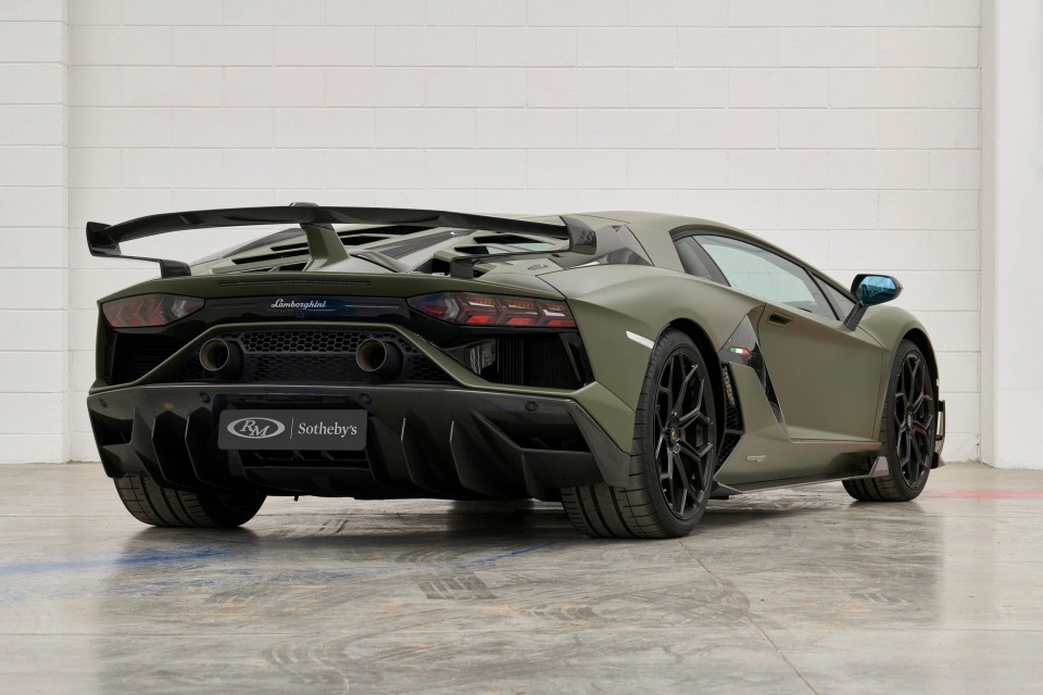 lamborghini aventador svj so huu mau son xanh quan doi verde tritont duoc ban dau gia hinh 6