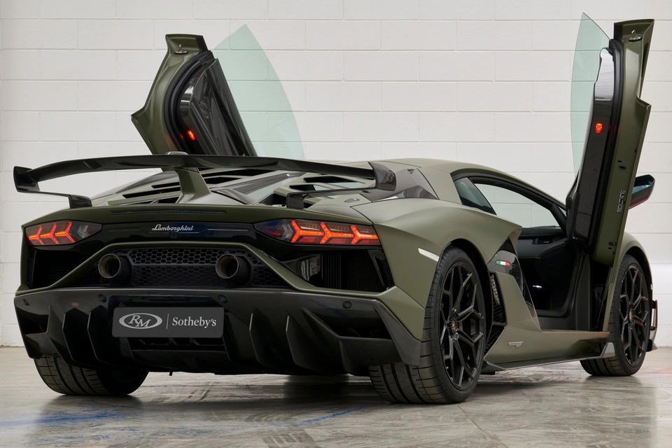 lamborghini aventador svj so huu mau son xanh quan doi verde tritont duoc ban dau gia hinh 5