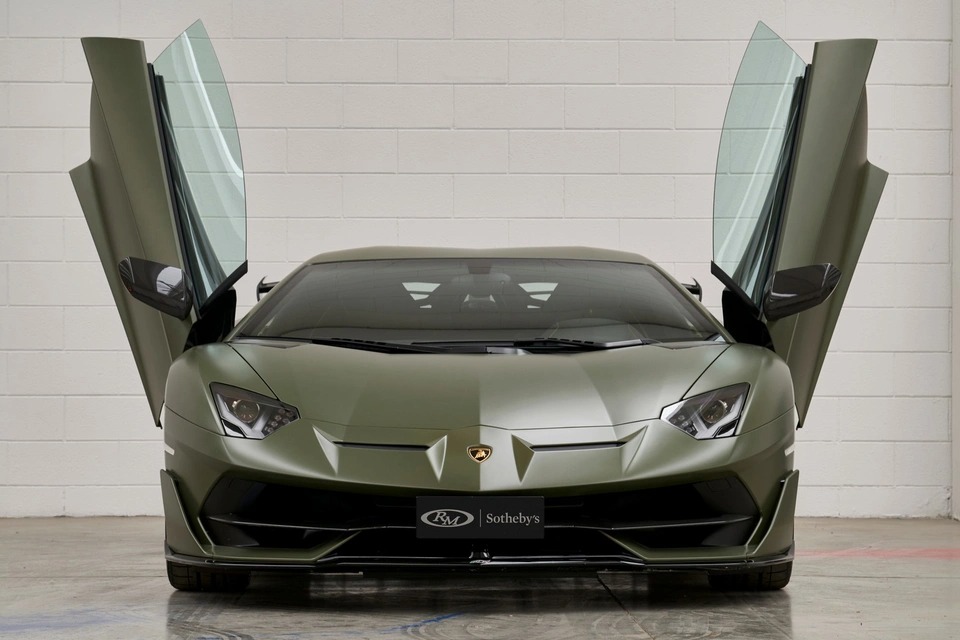 Lamborghini Aventador SVJ sở hữu màu sơn xanh quân đội Verde Tritont