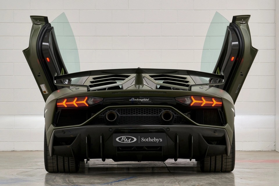 lamborghini aventador svj so huu mau son xanh quan doi verde tritont duoc ban dau gia hinh 4