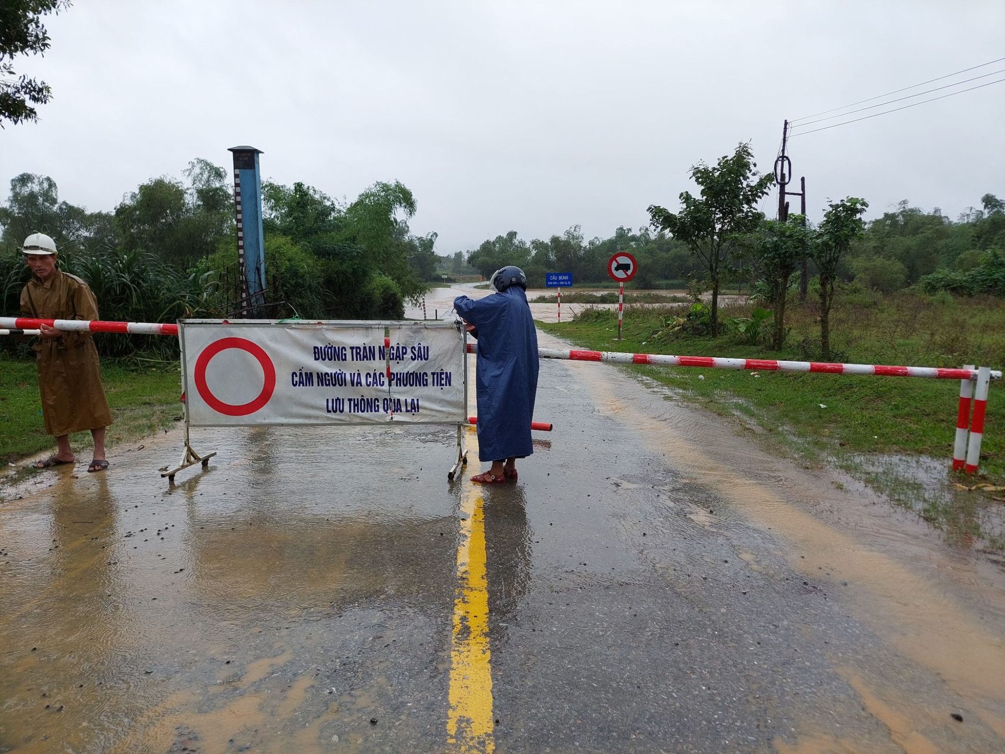 mua lon nhieu tuyen duong vao cac thon ban o quang binh bi chia cat hinh 1