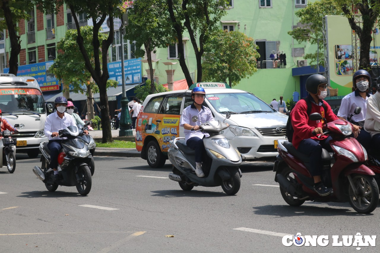 tp hcm nhieu hoc sinh chua du tuoi van lai xe may duoc bo me cho khong doi mu bao hiem hinh 1