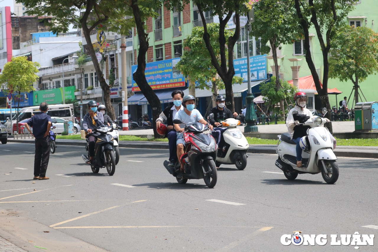 tp hcm nhieu hoc sinh chua du tuoi van lai xe may duoc bo me cho khong doi mu bao hiem hinh 12