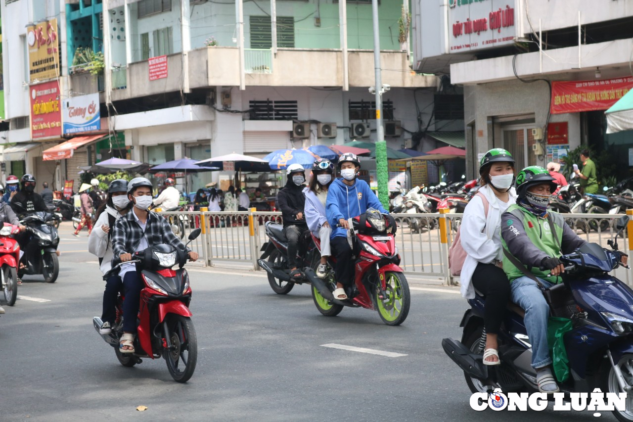 tp hcm nhieu hoc sinh chua du tuoi van lai xe may duoc bo me cho khong doi mu bao hiem hinh 4