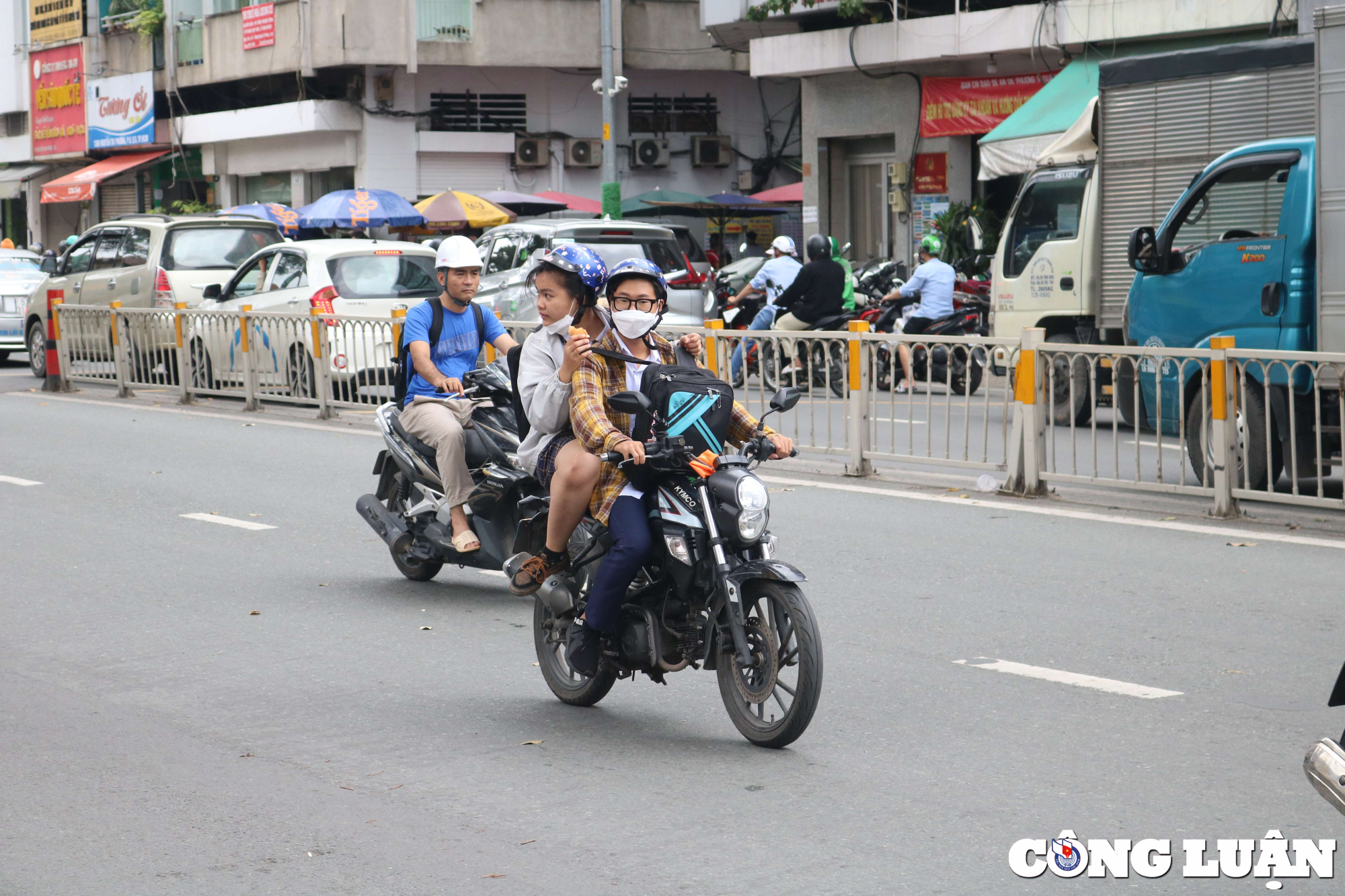 tp hcm nhieu hoc sinh chua du tuoi van lai xe may duoc bo me cho khong doi mu bao hiem hinh 2