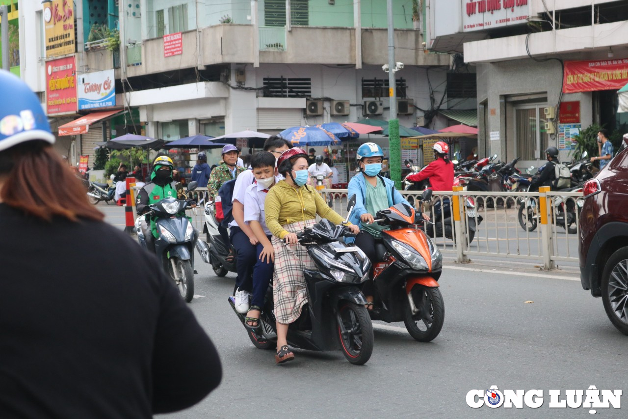 tp hcm nhieu hoc sinh chua du tuoi van lai xe may duoc bo me cho khong doi mu bao hiem hinh 10