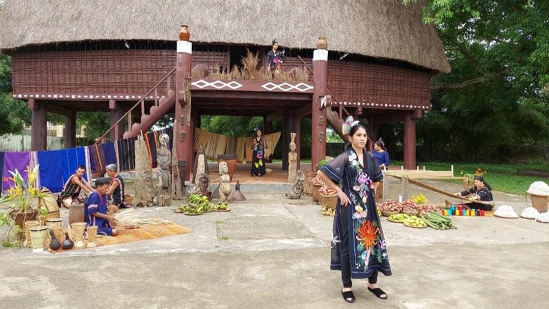 ao dai thiet ke tren nen tho cam tay nguyen se duoc trinh dien tai kon tum hinh 2