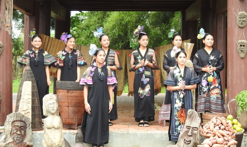 ao dai thiet ke tren nen tho cam tay nguyen se duoc trinh dien tai kon tum hinh 3