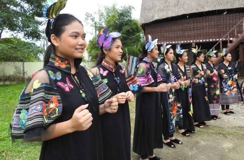 ao dai thiet ke tren nen tho cam tay nguyen se duoc trinh dien tai kon tum hinh 1