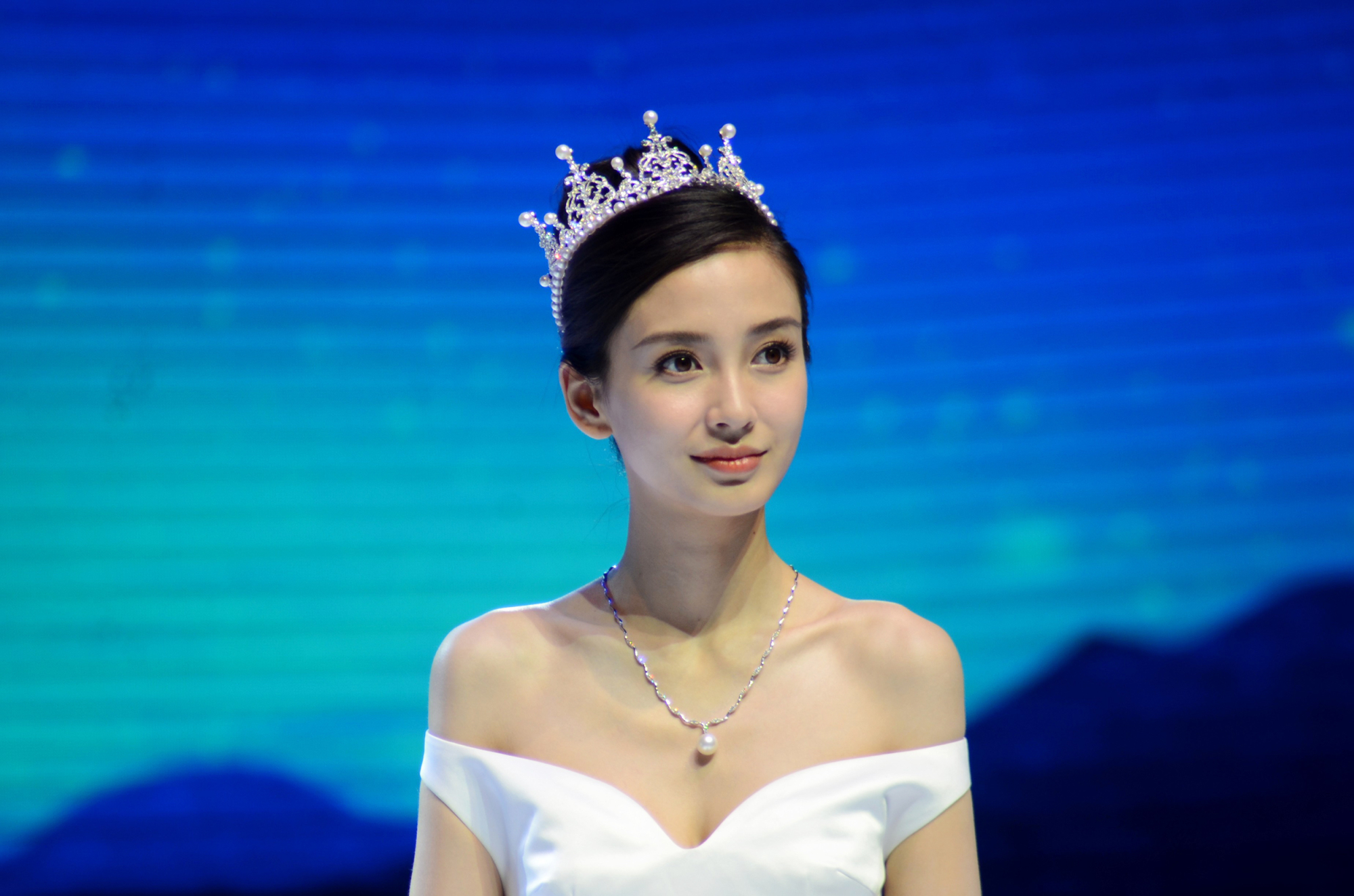 angelababy so buoc vao vuon yeu sau khi chia tay huynh hieu minh hinh 2