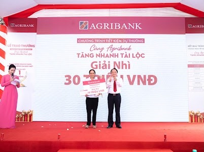 agribank trao tang tiep 01 ty dong cho khach hang gui tien tiet kiem hinh 3