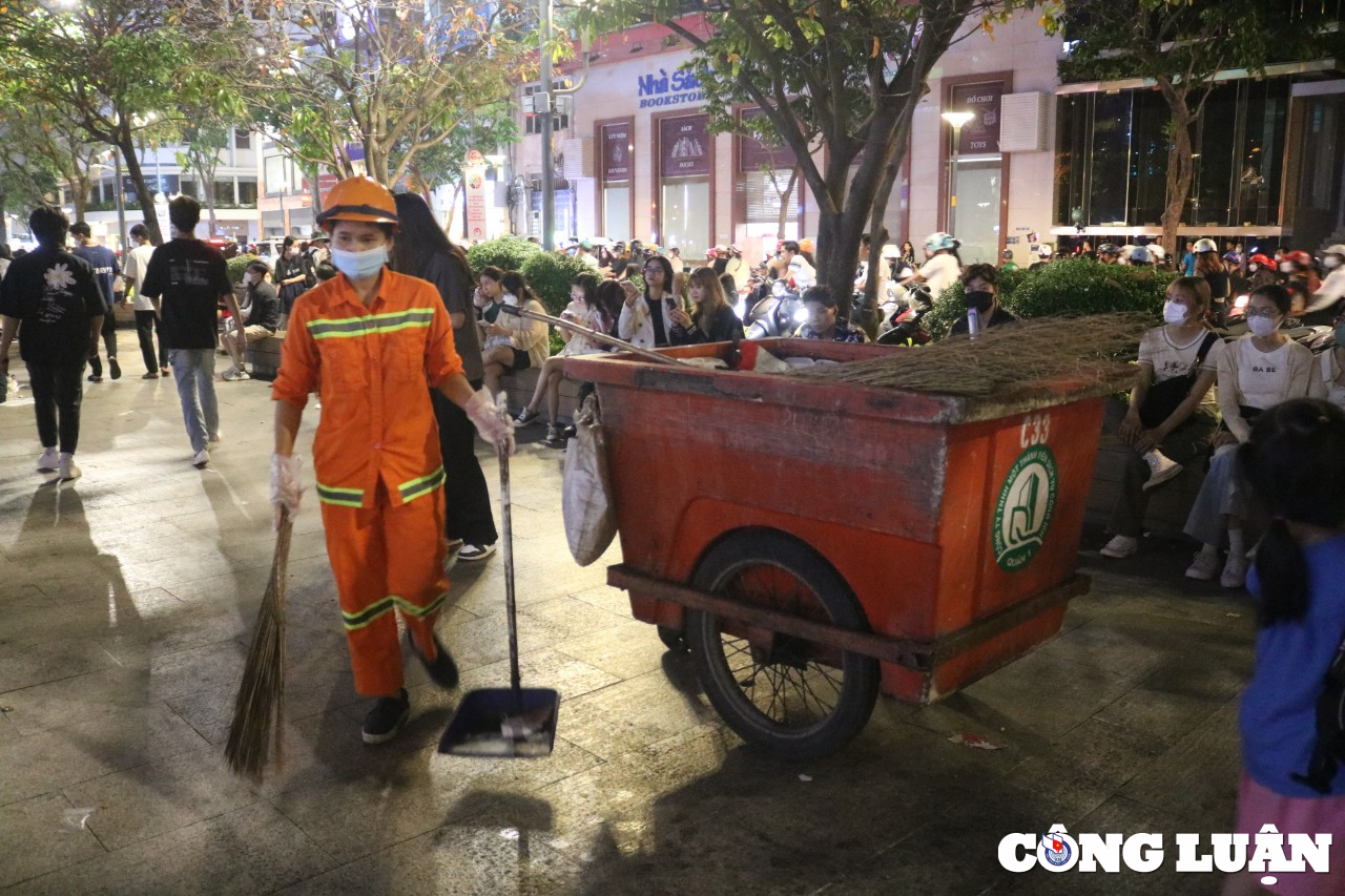 duong sa tp hcm ket cung pho di bo nguyen hue day rac sau le hoi halloween hinh 4