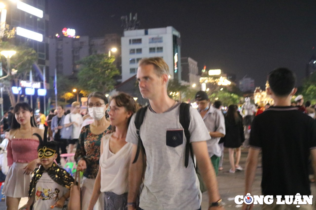 duong sa tp hcm ket cung pho di bo nguyen hue day rac sau le hoi halloween hinh 9