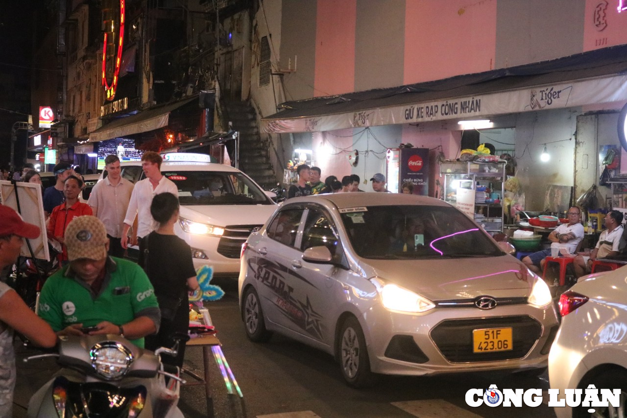 duong sa tp hcm ket cung pho di bo nguyen hue day rac sau le hoi halloween hinh 17