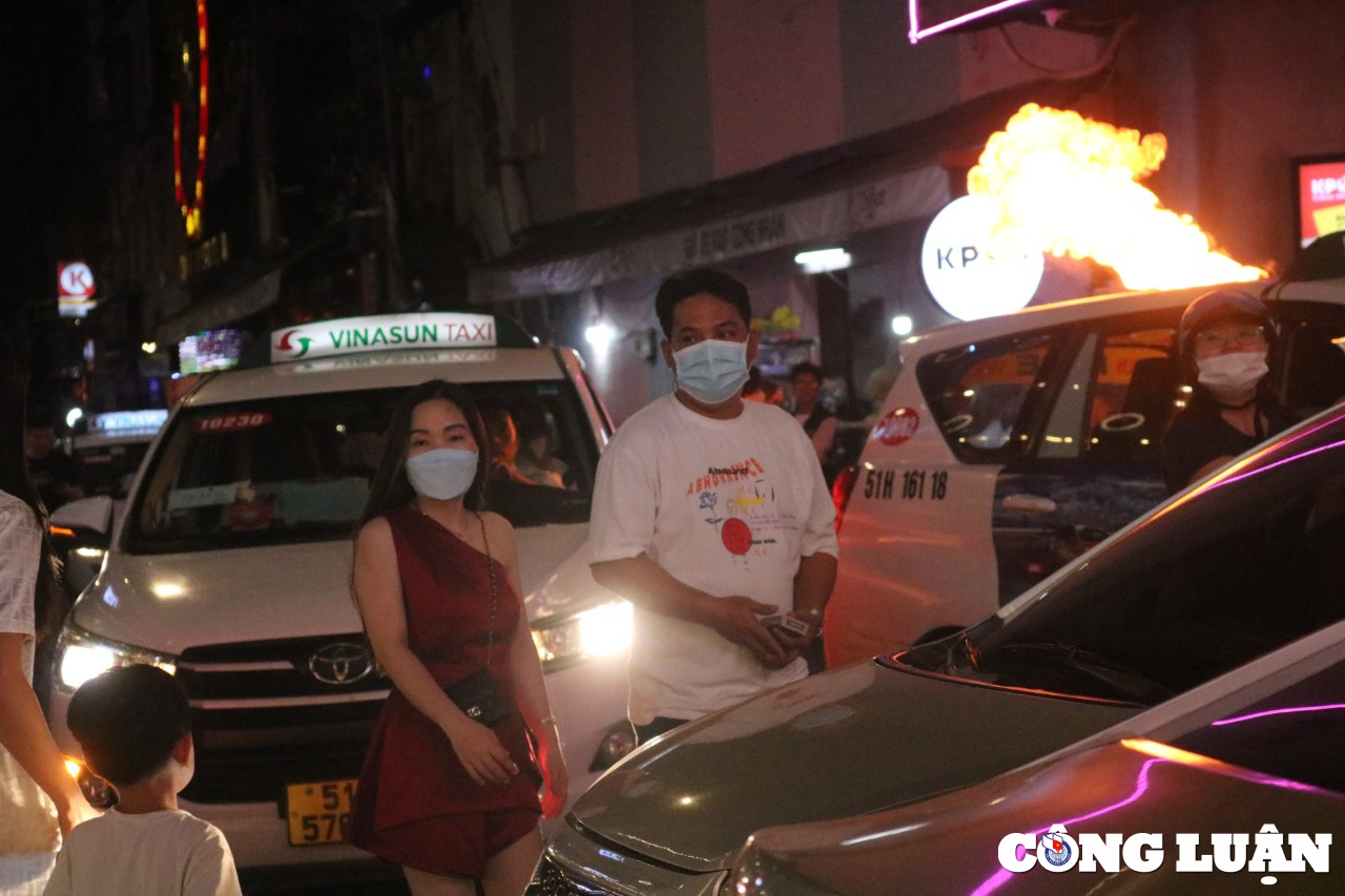 duong sa tp hcm ket cung pho di bo nguyen hue day rac sau le hoi halloween hinh 16