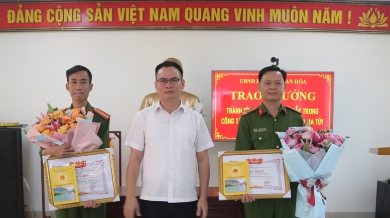 thanh hoa khen thuong doi csdt toi pham ve kinh te va ma tuy cong an huyen quan hoa hinh 1