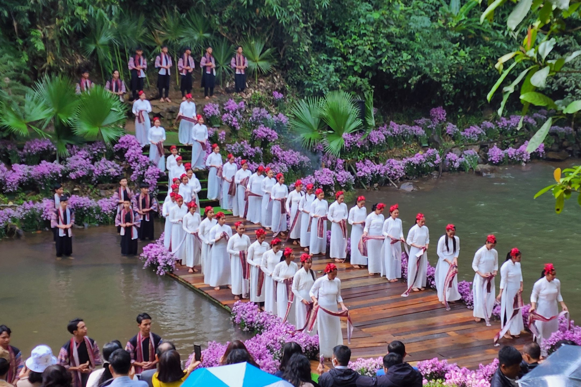 kon tum dac sac chuong trinh bieu dien ao dai va thoi trang tho cam tay nguyen hinh 1