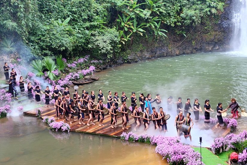 kon tum dac sac chuong trinh bieu dien ao dai va thoi trang tho cam tay nguyen hinh 3