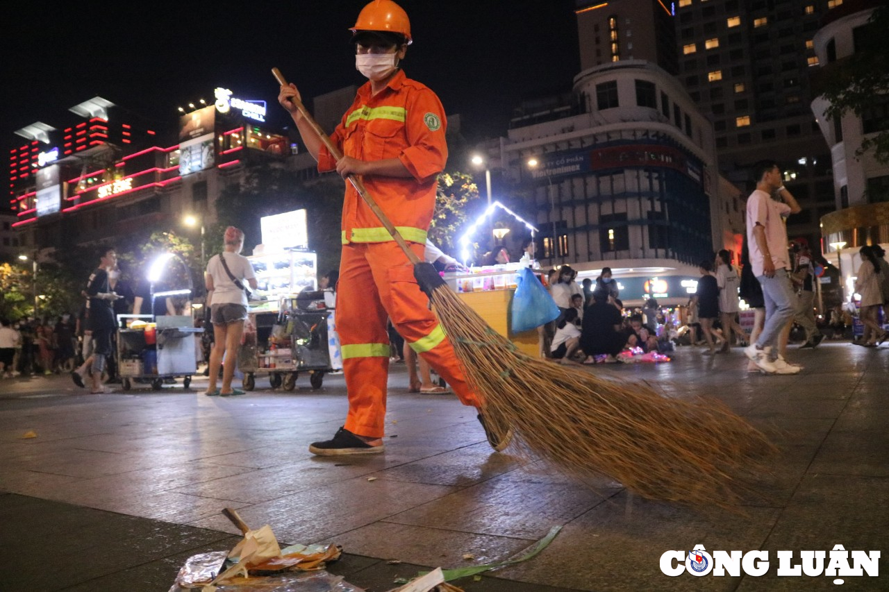 duong sa tp hcm ket cung pho di bo nguyen hue day rac sau le hoi halloween hinh 3