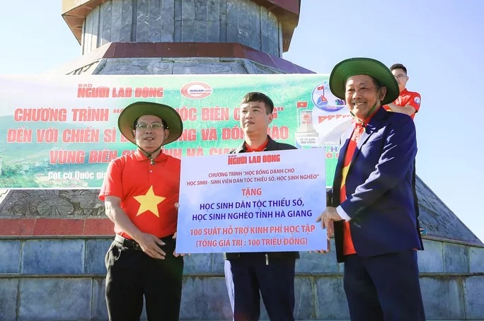 chuong trinh tu hao co to quoc cua bao nguoi lao dong den voi dong bao huyen dong van ha giang hinh 1