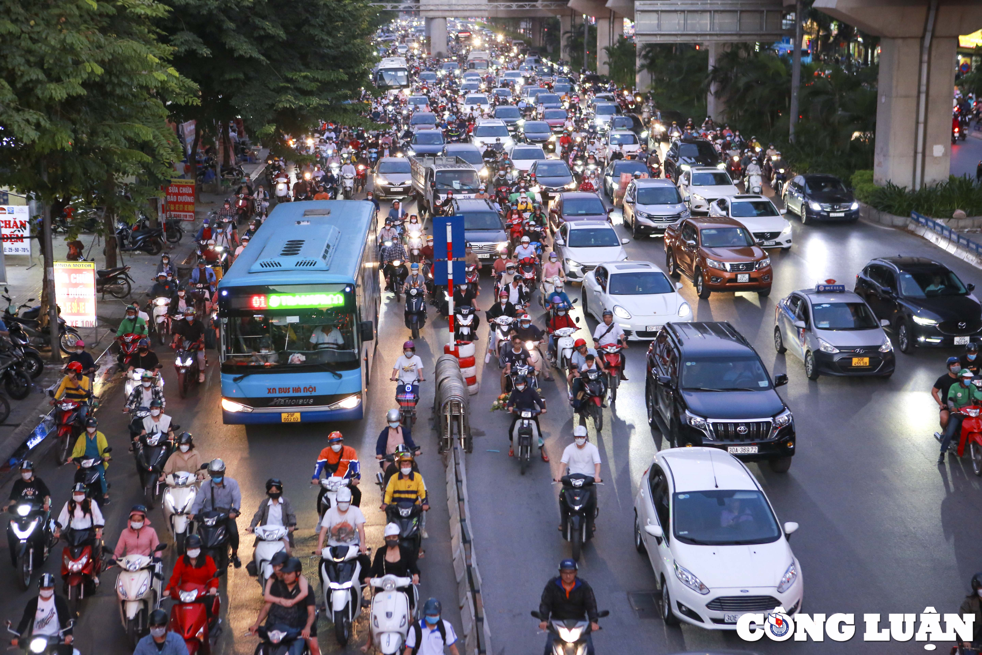 ha noi lap them nhieu rao chan tren duong nguyen trai  tran phu ha dong hinh 1