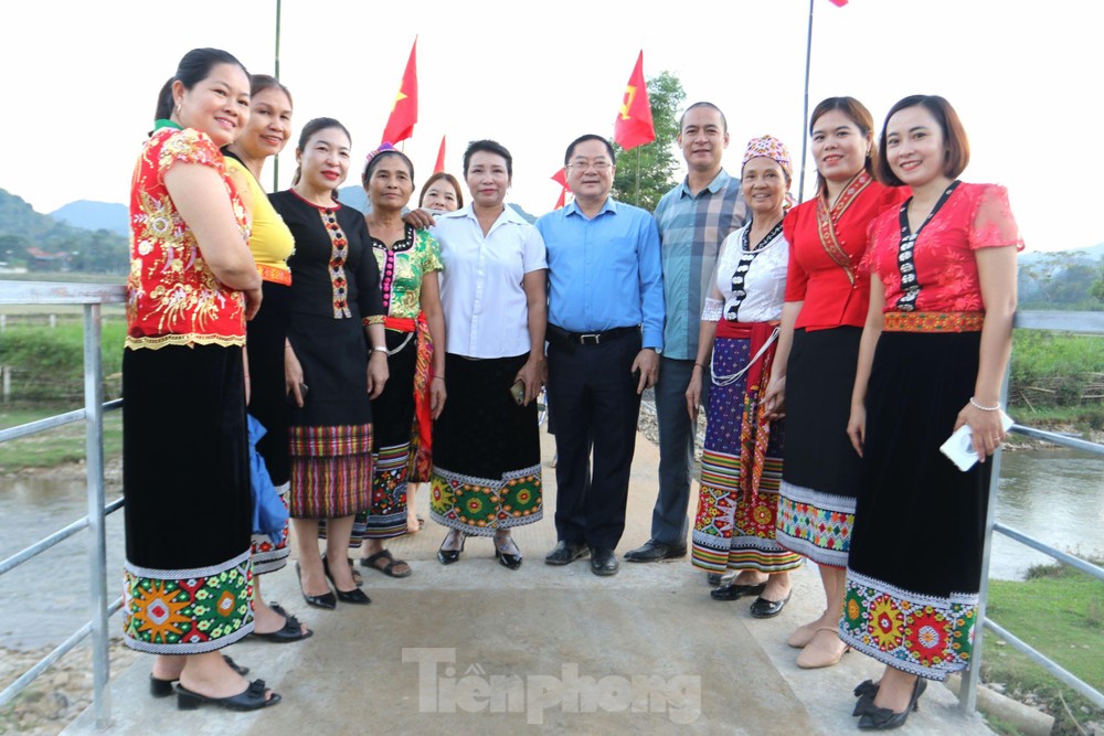 bao tien phong khanh thanh cau noi yeu thuong  cung em toi truong cho nguoi dan nghe an hinh 1