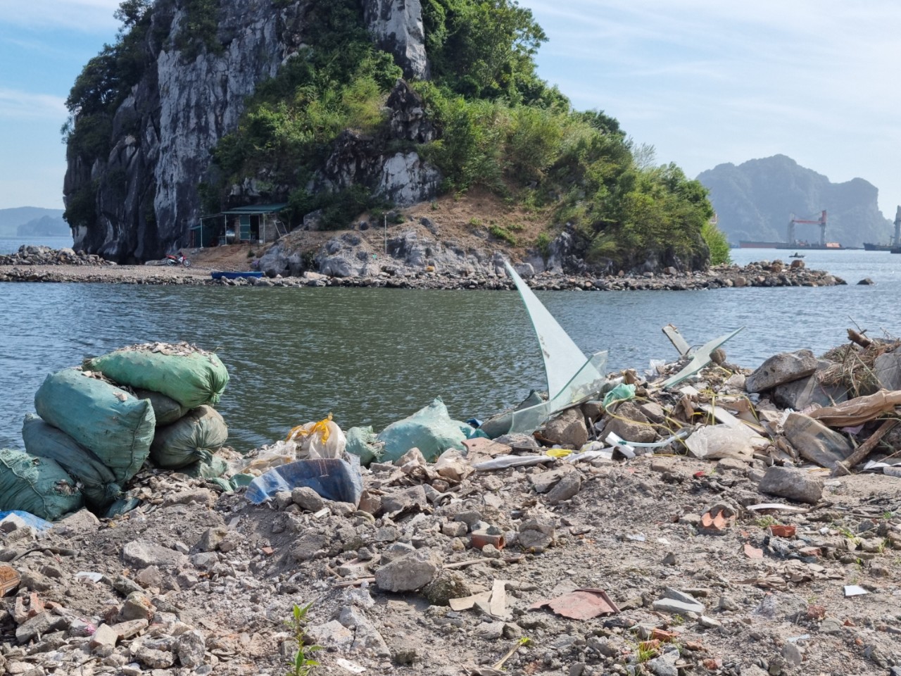 tp cam pha quang ninh nguoi dan keu cuu vi bi doanh nghiep phong toa loi di hinh 5