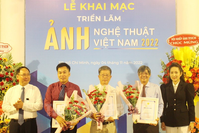 250 tac pham trung bay tai trien lam anh nghe thuat viet nam nam 2022 hinh 3