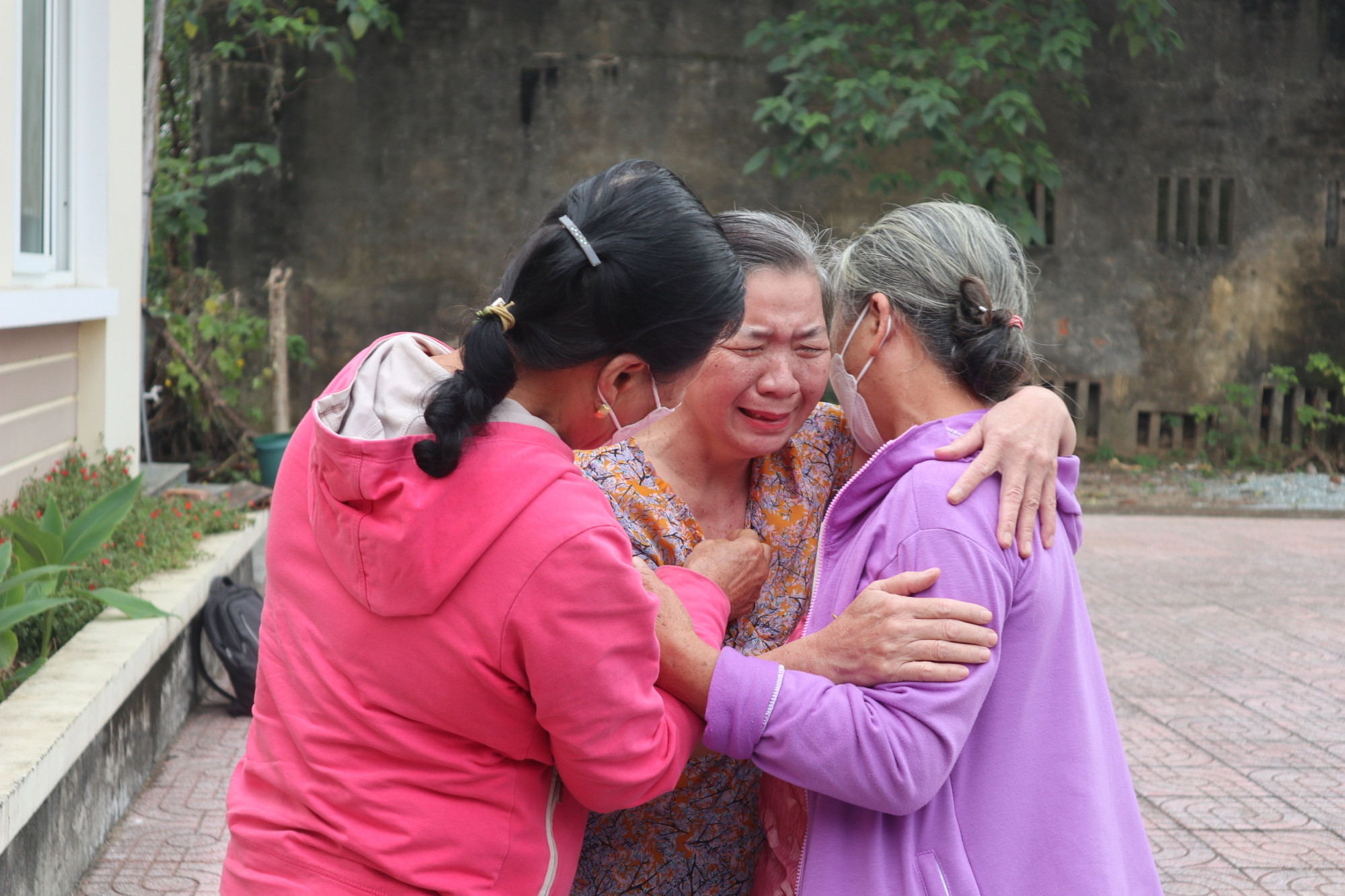 cuoc trung phung dam nuoc mat cua nguoi phu nu sau 20 luu lac hinh 1