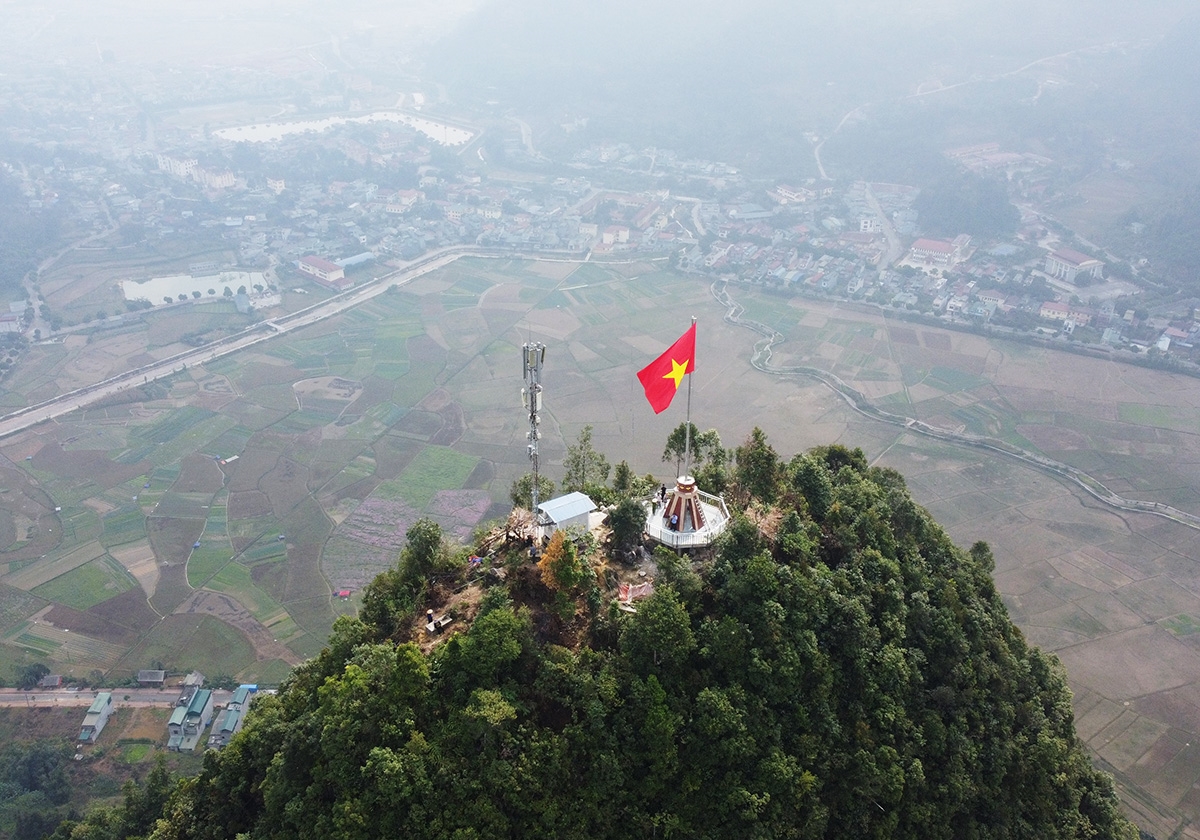 lao cai xay dung cot co to quoc nui co tien tren vung bien gioi hinh 1