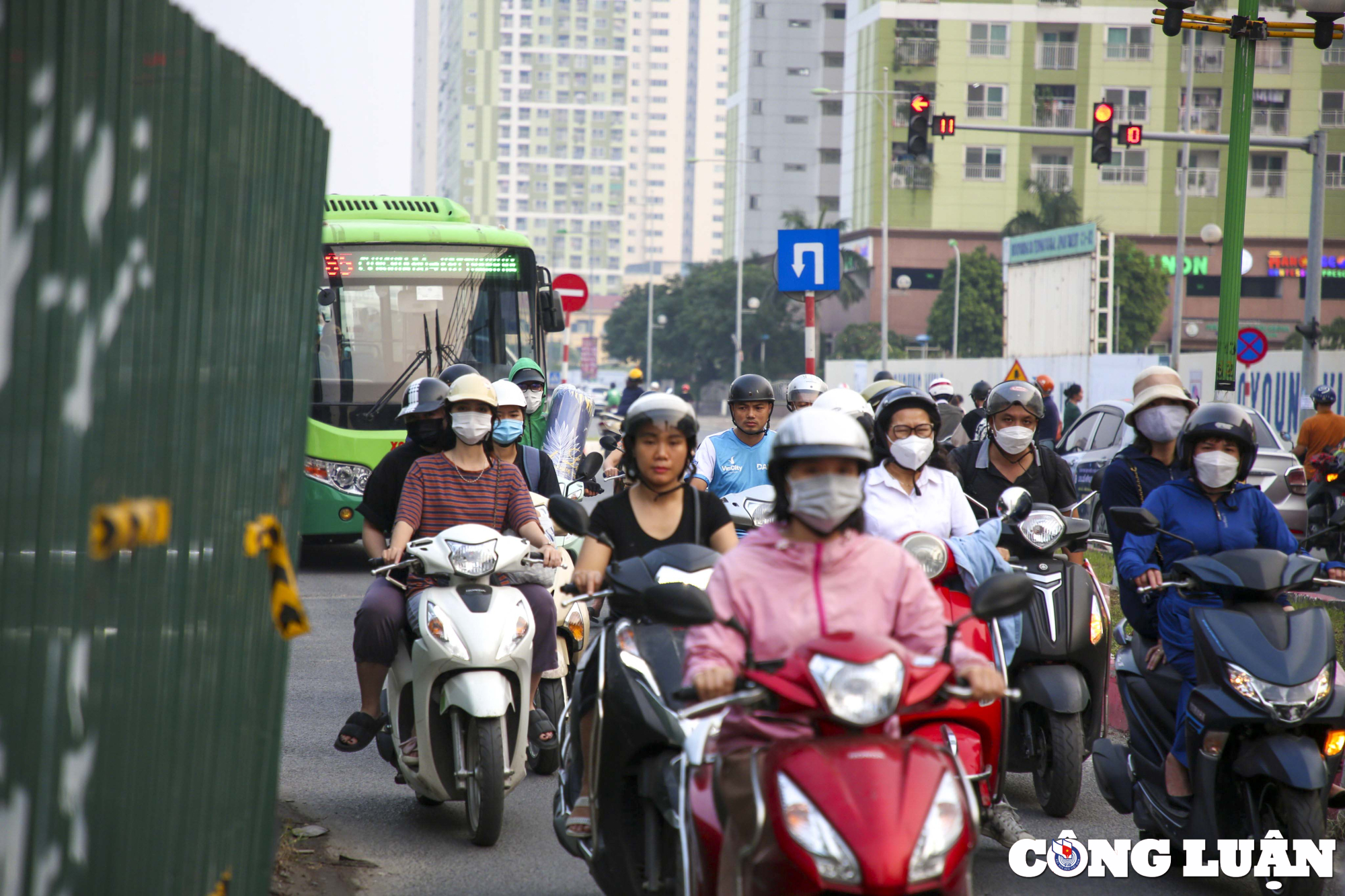 ha noi 9 chiec lo cot bo hoang nam tren tuyen duong dai 300m khien giao thong un tac hinh 7