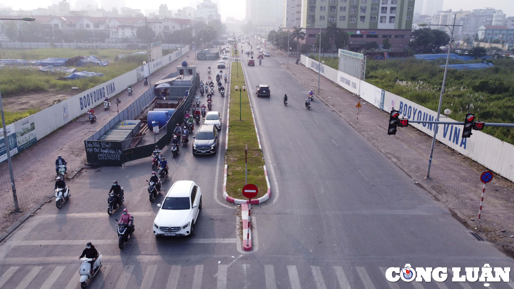 ha noi 9 chiec lo cot bo hoang nam tren tuyen duong dai 300m khien giao thong un tac hinh 1