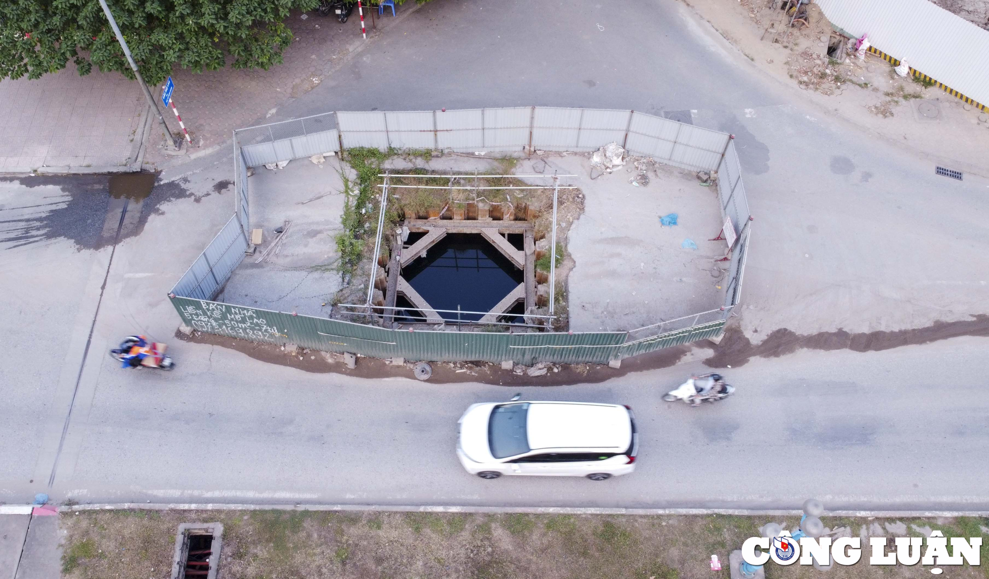 ha noi 9 chiec lo cot bo hoang nam tren tuyen duong dai 300m khien giao thong un tac hinh 2