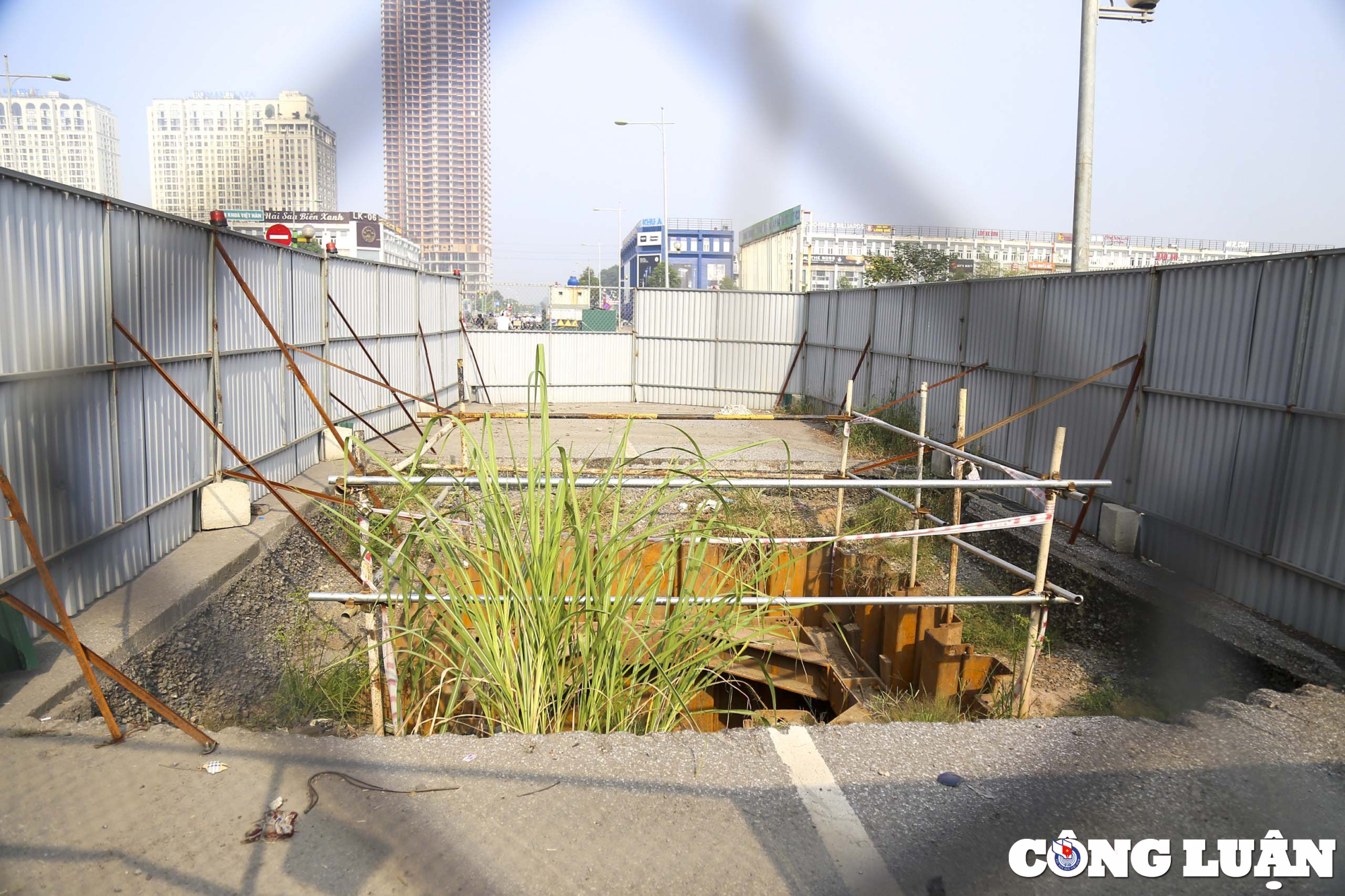 ha noi 9 chiec lo cot bo hoang nam tren tuyen duong dai 300m khien giao thong un tac hinh 3