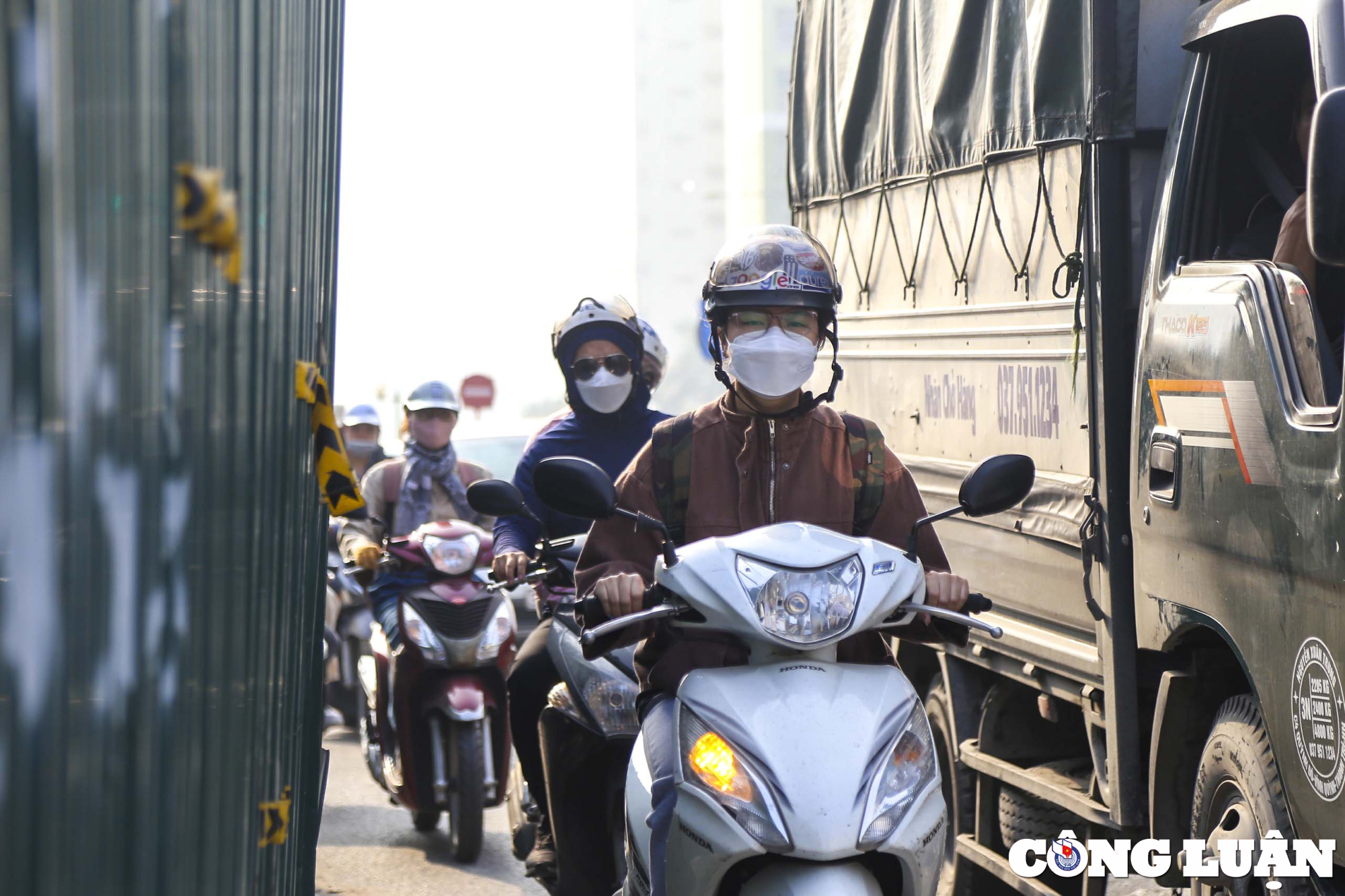 ha noi 9 chiec lo cot bo hoang nam tren tuyen duong dai 300m khien giao thong un tac hinh 9