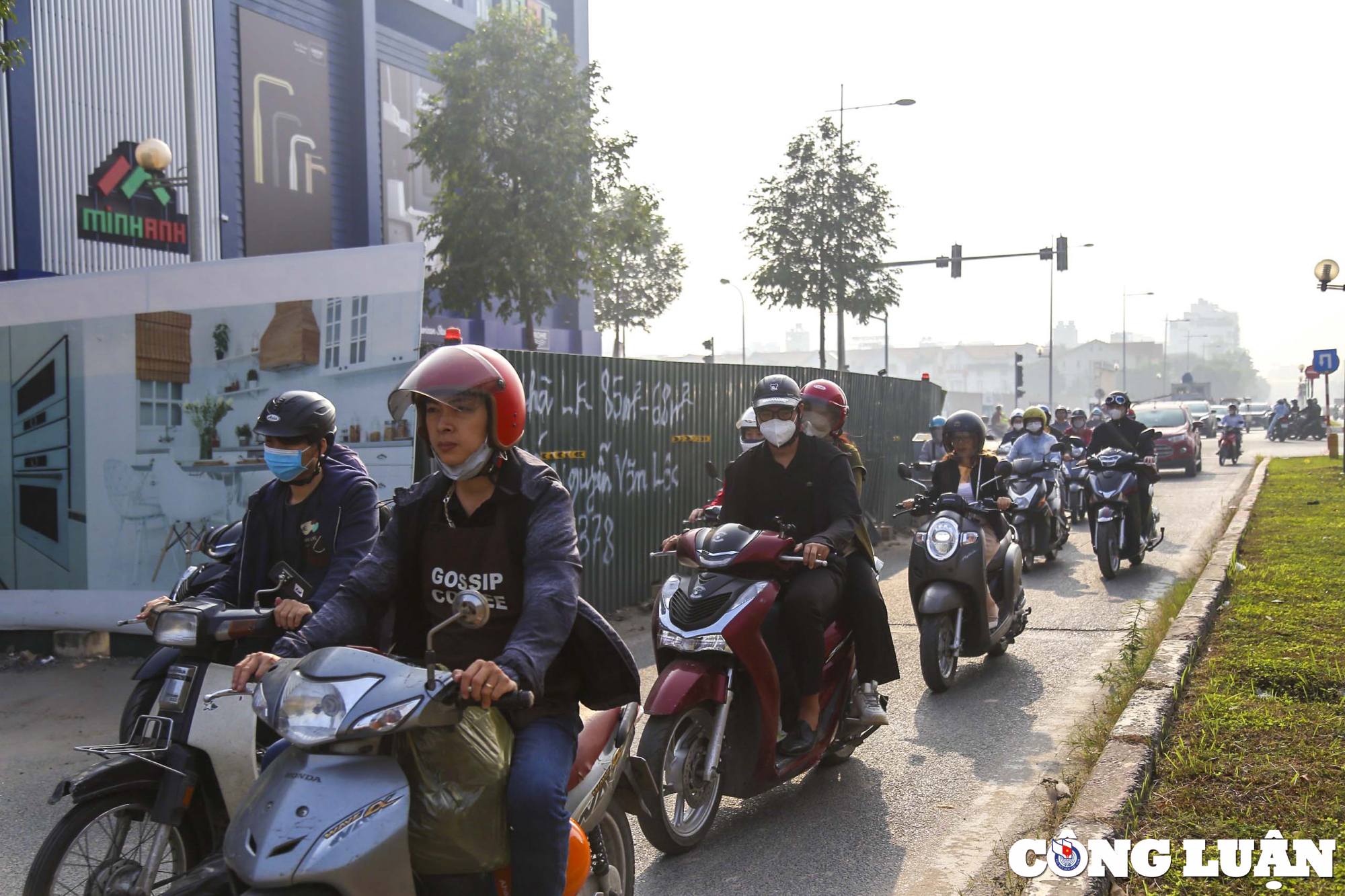 ha noi 9 chiec lo cot bo hoang nam tren tuyen duong dai 300m khien giao thong un tac hinh 8