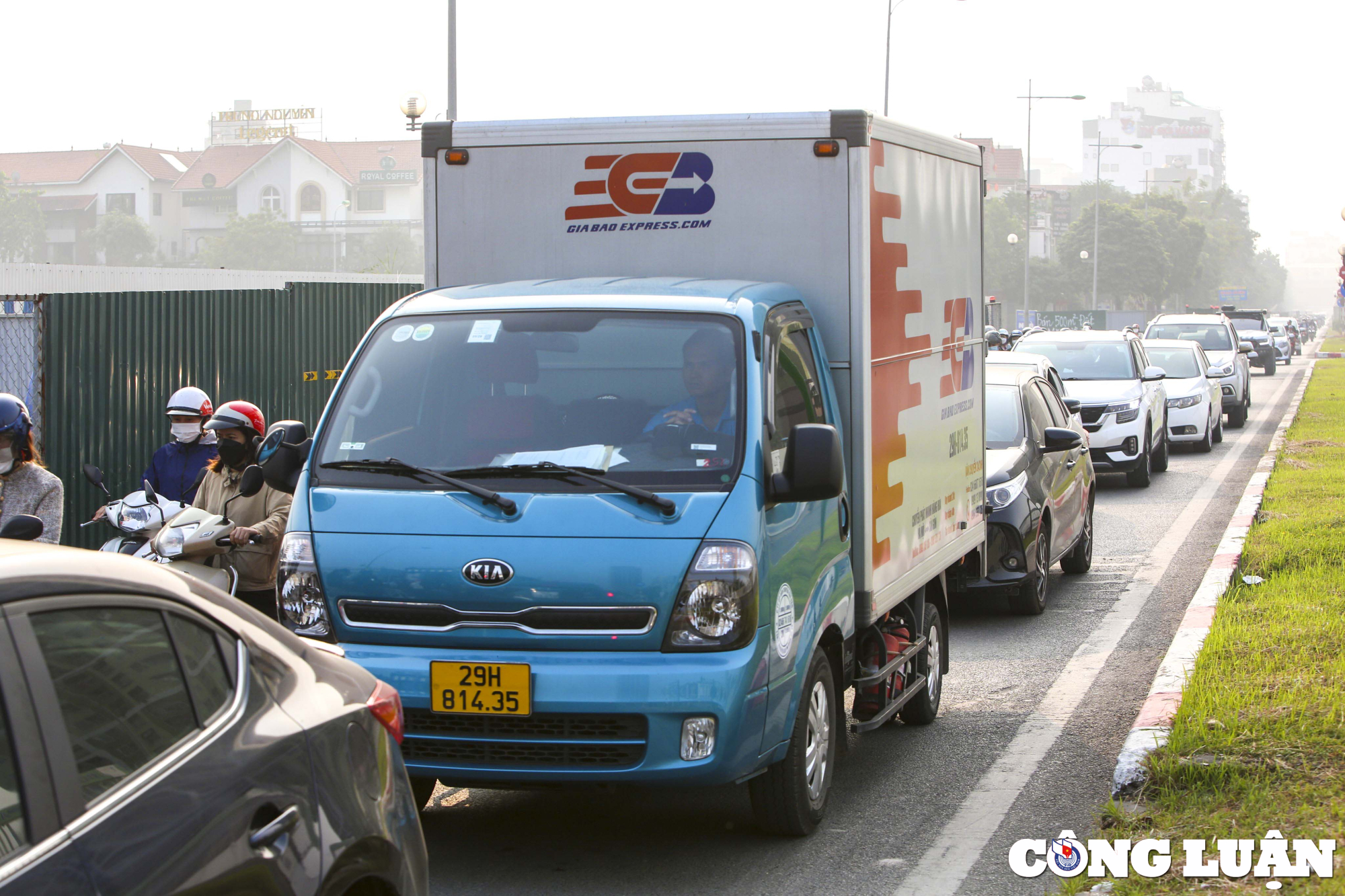 ha noi 9 chiec lo cot bo hoang nam tren tuyen duong dai 300m khien giao thong un tac hinh 10