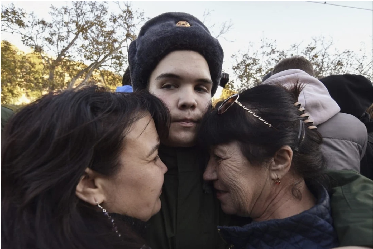 vo binh si nga den bien gioi ukraine de dua chong ve nuoc hinh 1