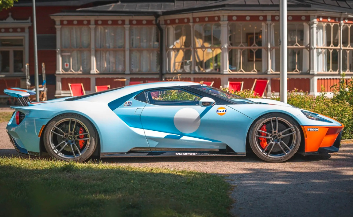 ford gt voi mau son doc duoc ban dau gia du kien gan 1 trieu usd hinh 1