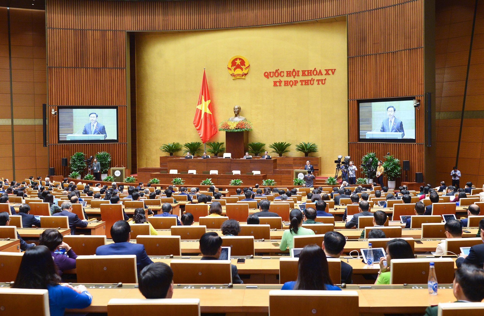 tinh than hoi nghi trung uong 6 da the hien dam net trong tung quyet sach cua quoc hoi hinh 3