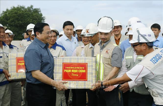 thu tuong pham minh chinh dua thuc hanh tiet kiem chong lang phi tro thanh cong viec hang ngay hinh 4