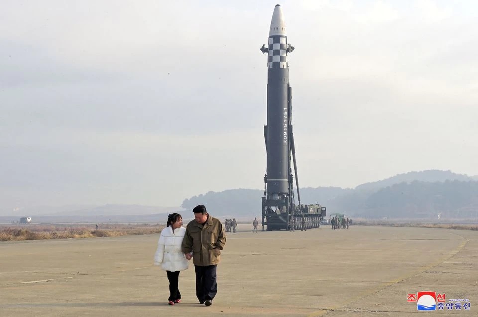 ong kim jong un tiet lo con gai trong vu phong ten lua xuyen luc dia hinh 3