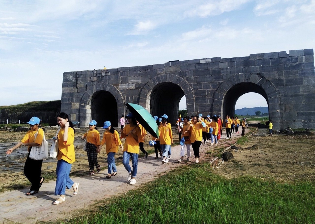 mien ve tham quan thanh nha ho trong ngay di san van hoa viet nam hinh 1