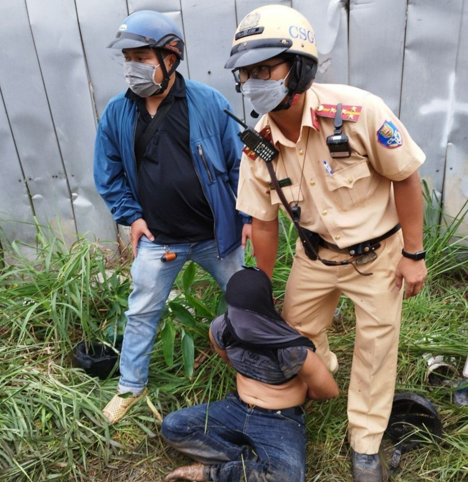 bat nong doi tuong dung hung khi cuop xe may hinh 1