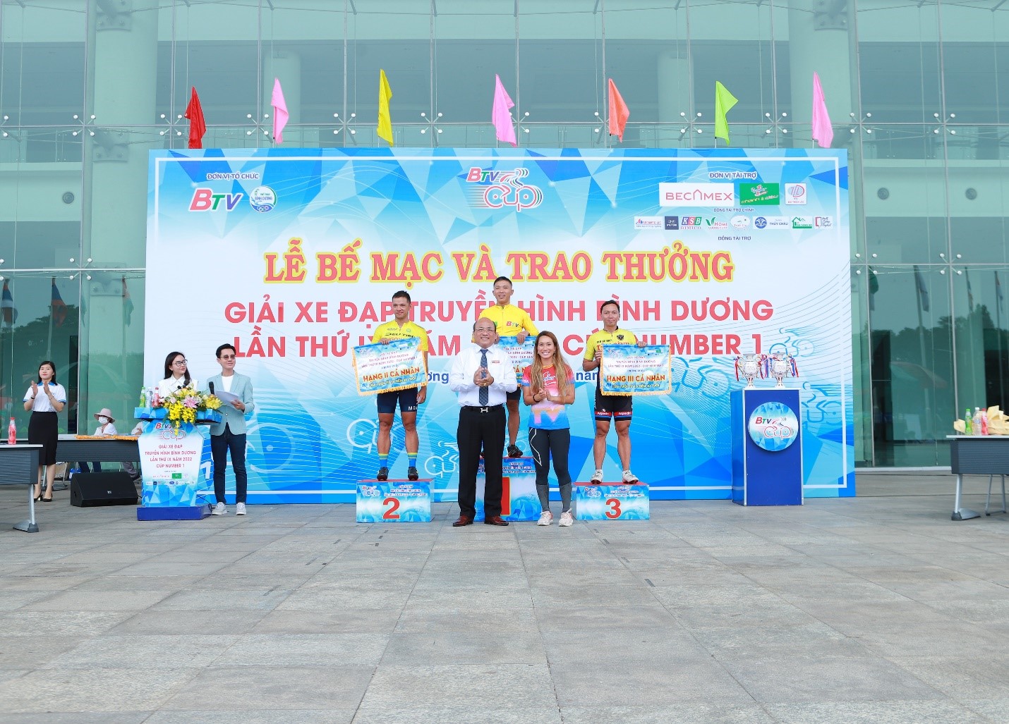 chang cuoi giai xe dap truyen hinh binh duong cup number 1 quy tu hang tram tay dua xuat sac hinh 2