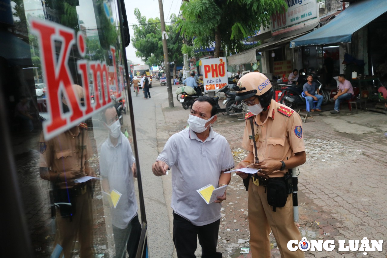 khong bang lai nhung van cho khach nhieu tai xe bi csgt xu ly nghiem hinh 1