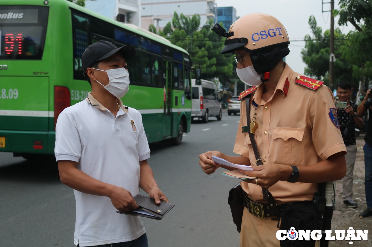 khong bang lai nhung van cho khach nhieu tai xe bi csgt xu ly nghiem hinh 11