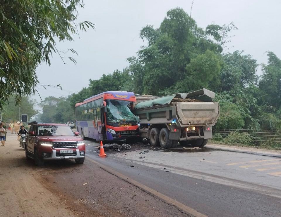 hoa binh va cham giua 2 o to va 1 xe may khien 2 nguoi tu vong hinh 1