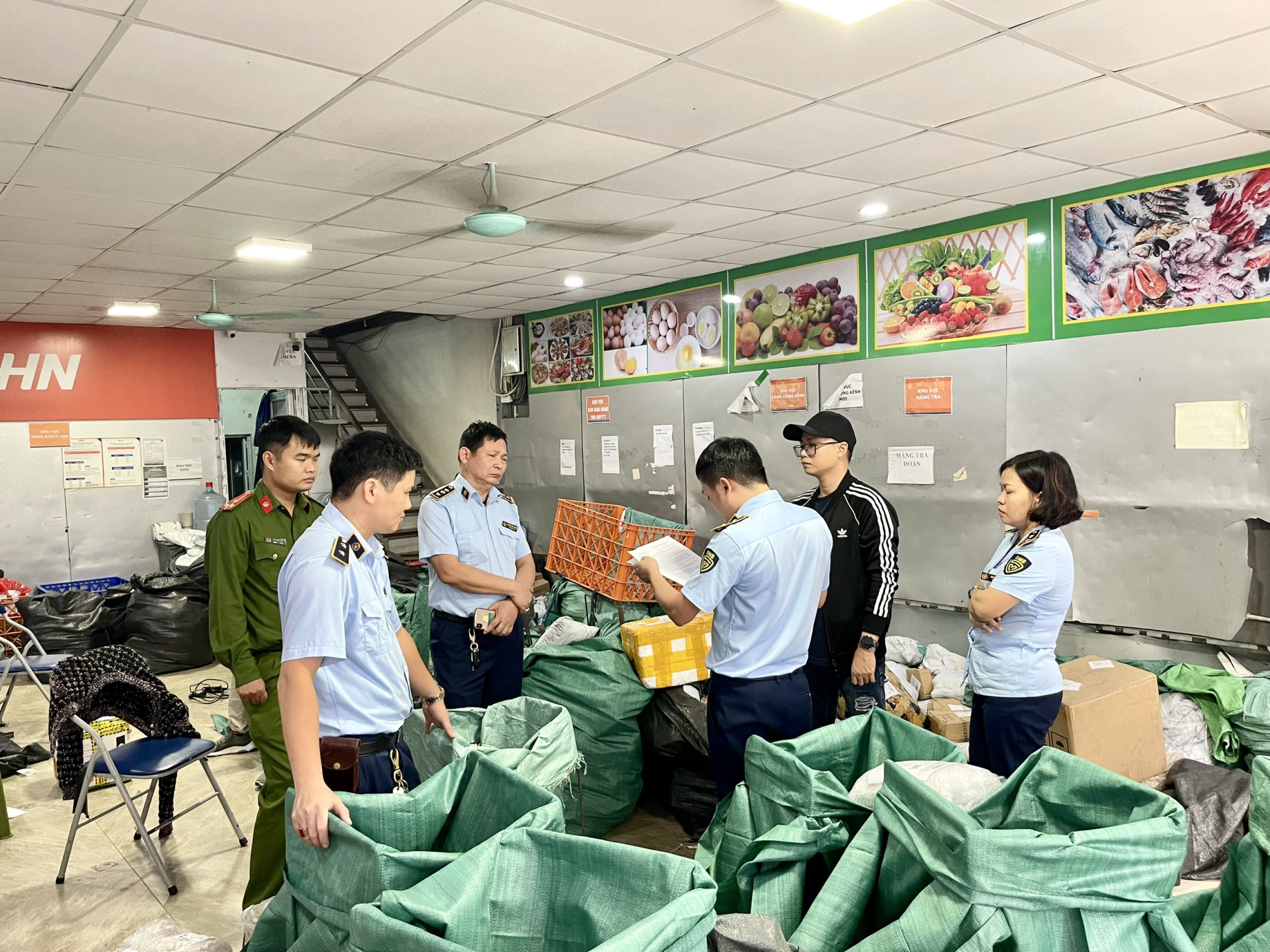 ha noi phat hien hon 11 kg hang hoa nghi van la phao no hinh 1